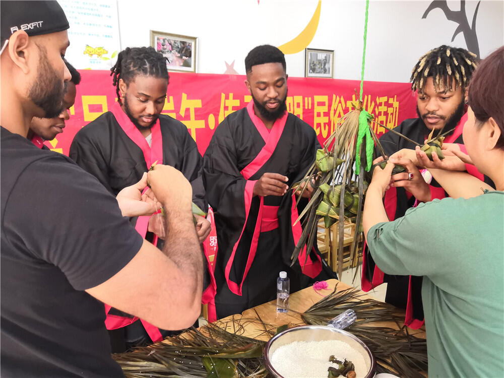 2 留学生端午节学包粽子.jpg