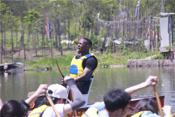 模拟龙舟赛。图源：日本色情片
